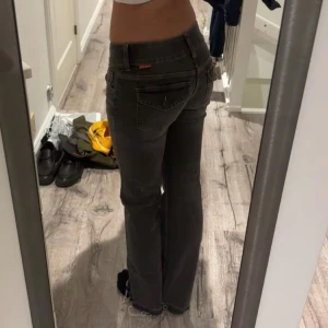 Lågmidjade vintage jeans - Ass snygga lågmidjade vintage jeans från hm, liknar replay jeansen. Perfekt i längd på mig som är 177cm, stretch i midjan.