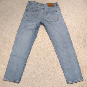 Woodbird jeans - Ett par sparsamt använda woodbird jeans i färgen "stone" som tyvärr blivit för små. Paret är i storlek 27/30 och ser nästan nya ut. Mitt pris är 170kr men är inte hugget i sten.