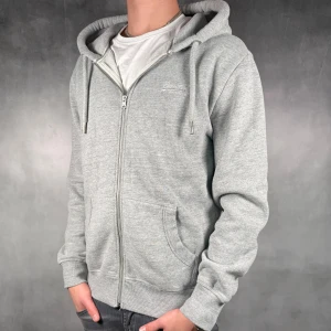 Superdry Hoodie - - Superdry Hoodie — Storlek M — 9/10 - Bra skick utan skavanker — Inkluderat - Hoodie — Retail 1500kr — Modellen är 180cm, 65kg
