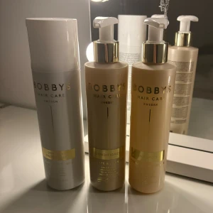 bobby's hair care set - säljer ett set med bobby's hair care från sweden. schampoo, balsam och dry heat protection. tvättat håret med de två gånger men säljer då jag har för mycket hårprodukter och hinner inte använda alla! snygg design och passar perfekt i badrummet.