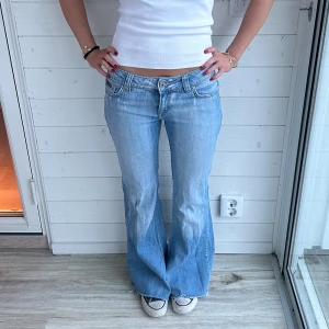 Ljusblå jeans  - Ljusblå utsvängda jeans i storlek XS. Midja: 36x2 cm innerben: 79 cm