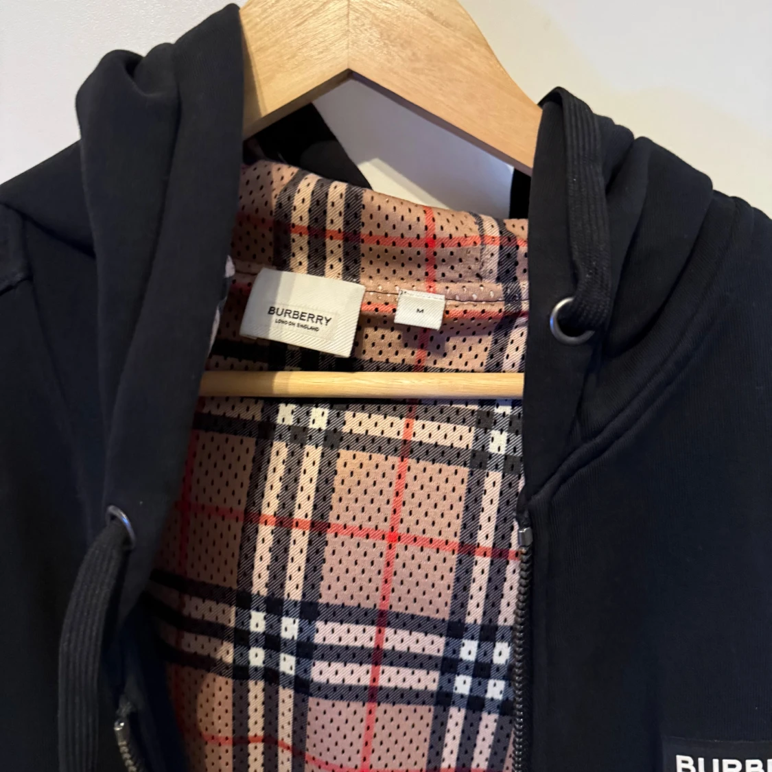 Svart Burberry hoodie med rutig insida - 1
