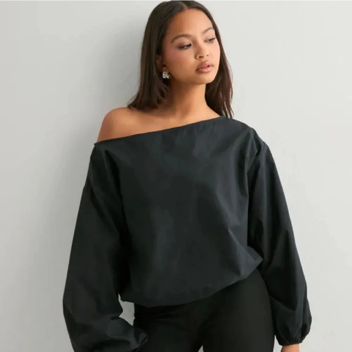 Svart offshoulder blus med lång ärm