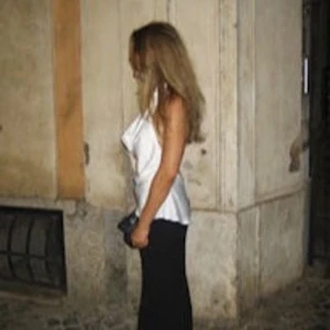 Vit omlott halterneck-top från Bik Bok - Säljer en vit halterneck-top från Bik Bok med snygg omlott-drapering framtill och öppen rygg med snörning. Toppen är ärmlös och har en lätt glansig finish som ger en fräsch vibe. Perfekt för dig som gillar stilrena och trendiga plagg.