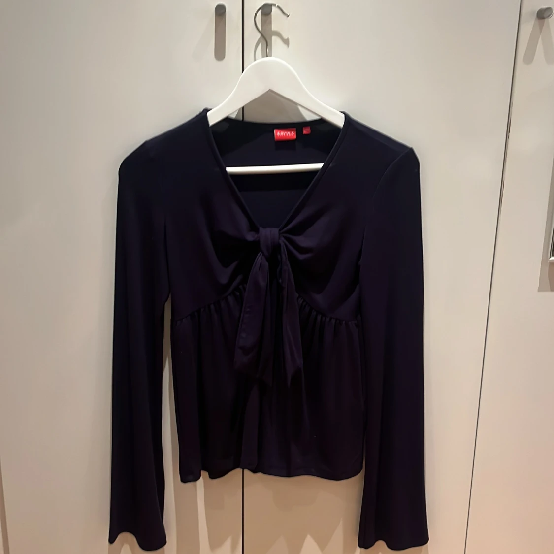 Mörkblå blus med knyt från Fayvel - 2