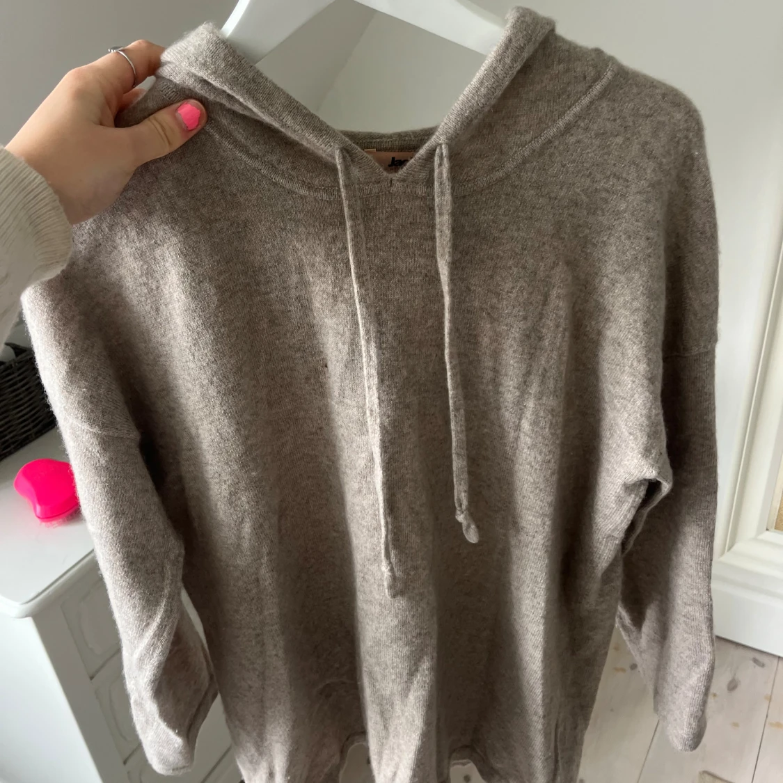 Beige stickad hoodie med huva