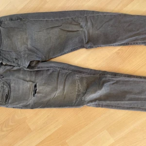 Dondup geroge - Säljer nu ett par dondup george med slitningar! Storlek 34it sitter som 32eu🙌🙌 Det finns en lagning (bild 4) därav priset😁   Nypris runt 3000kr mitt pris 400kr‼️
