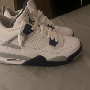 Nike Air Jordan 4 vit/blå sneakers - Fina jordans! De är i bra skick men är lite smutsiga som man kan se på bilderna! Om man vill ha mer bilder så är det bara att fråga! Och pris gor att diskutera! Köpt för 5000kr