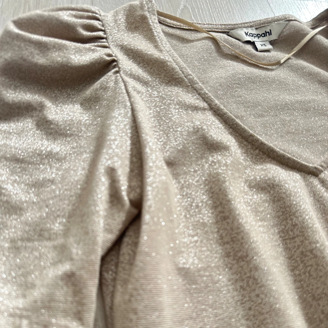 Glittrig topp från Kappahl - 1