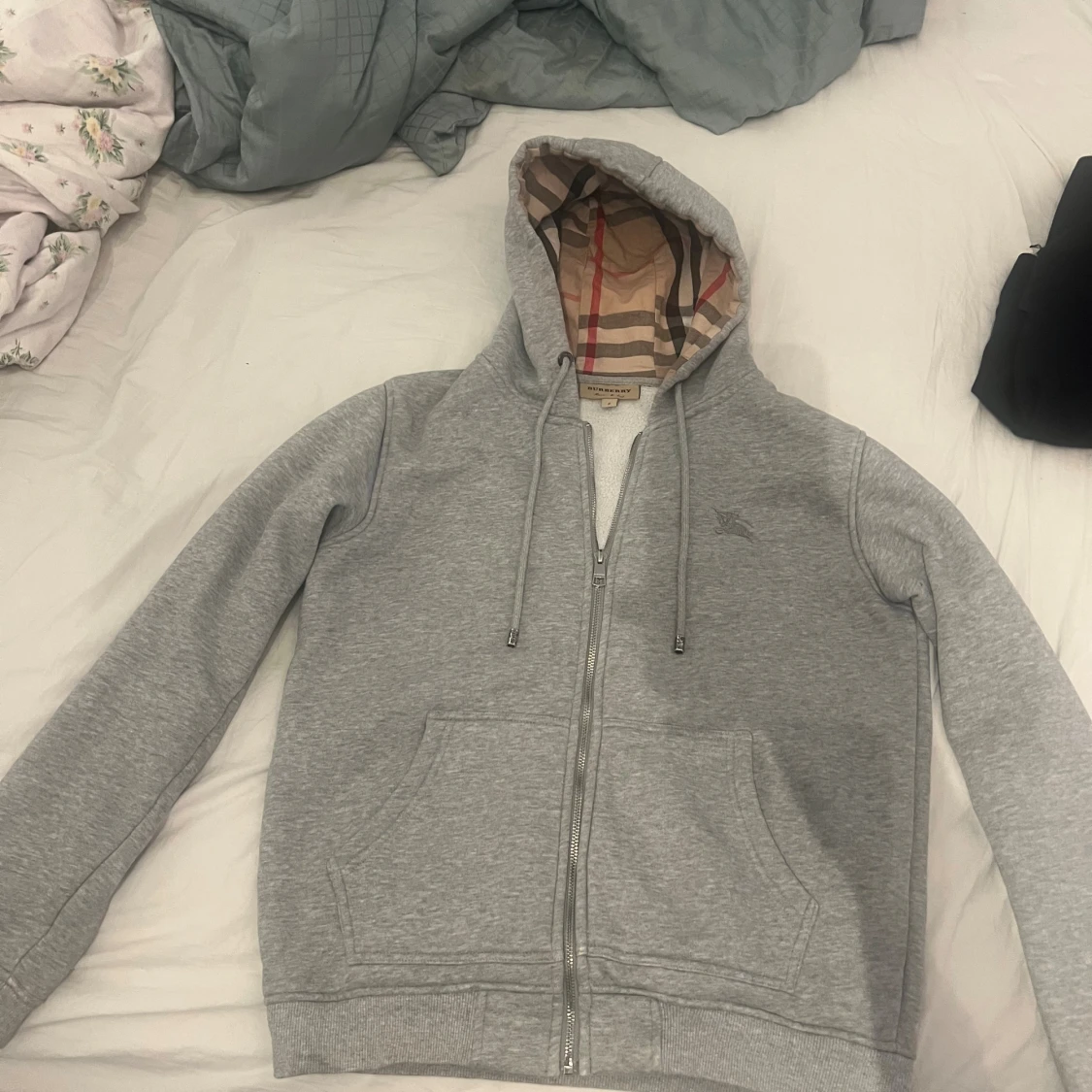 Grå hoodie från Burberry med dragkedja