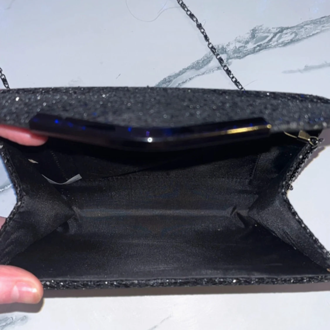 Svart glittrig kuvertväska med kedja - 1