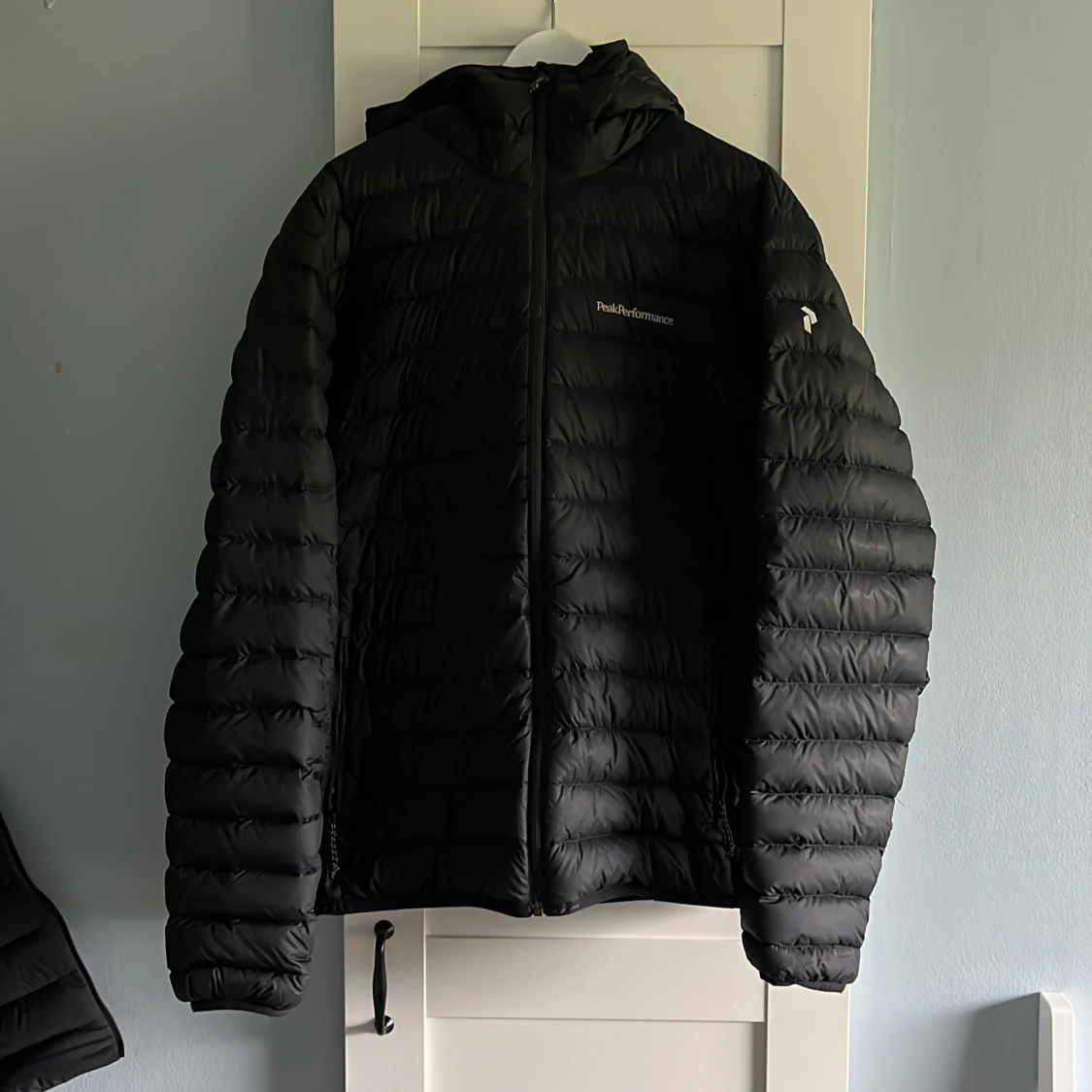 Svart dunjacka Peak Performance XL