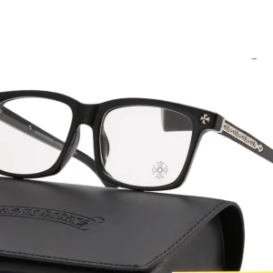 Transparanta chrome glasögon - Riktigt feta chrome glasögon med genomskinligt transparants glas. Svarta med silverfärgade detaljer.