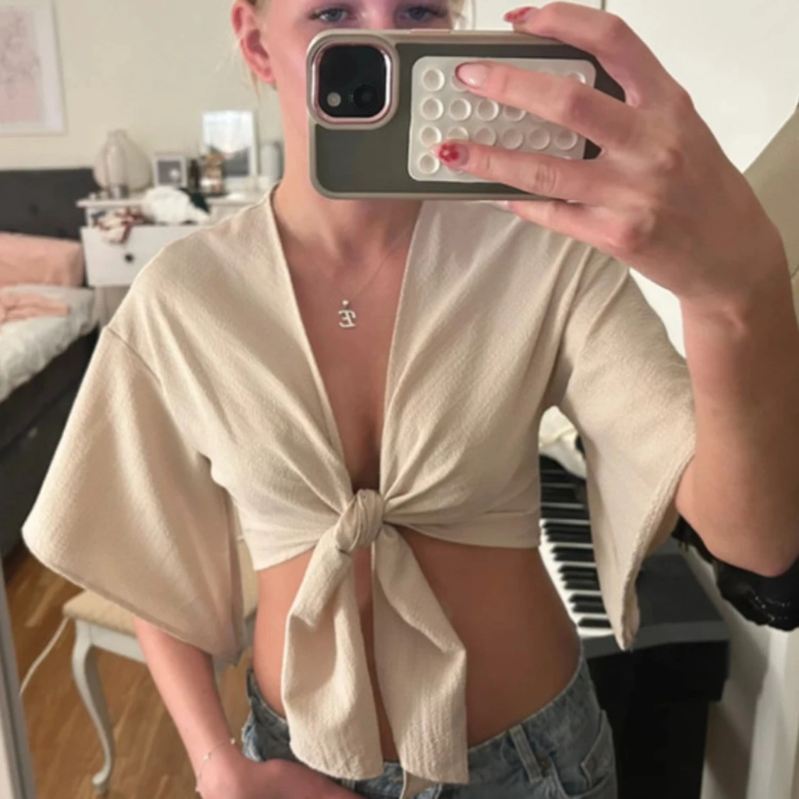 Beige croppad knytblus med vida ärmar