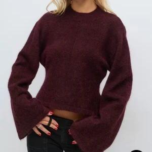 Vinröd stickad tröja med vida ärmar - Vinröd stickad tröja med vida ärmar och croppad passform. Ny utan prislapp, inte använd 