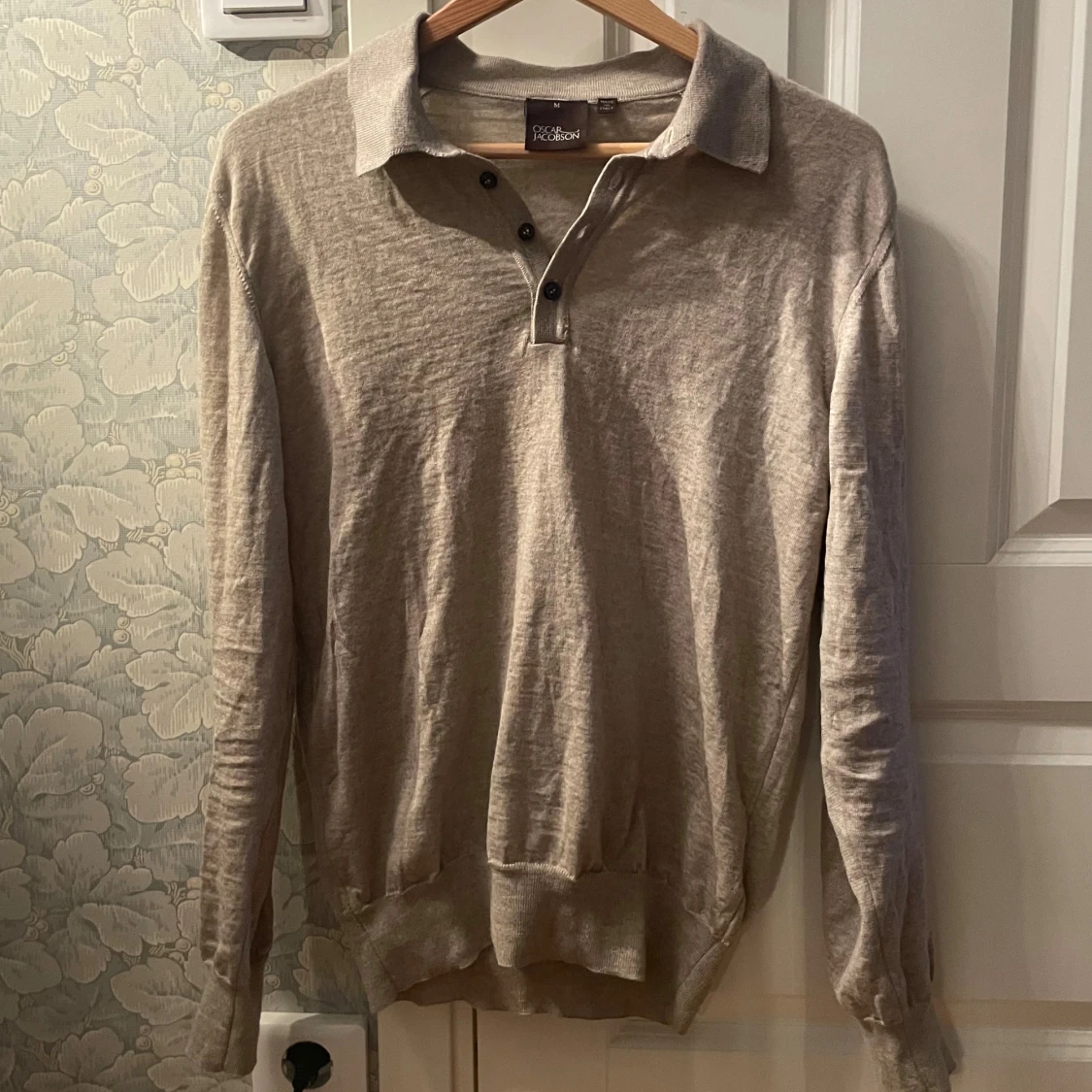 Beige pikétröja från Oscar Jacobson