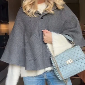 Grå poncho  - Grå poncho med trekvartärm och luva. Jättesnygg till alla outfits! 💕