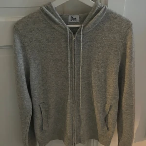 Kashmir kofta - Tja, 100% kashmir kofta till salu, endast använd enstaka gånger. Den är från ”DonCashmere”, ett företag som tyvärr inte säljer dessa längre. En extremt bekväm kofta med perfekt passform. Koftans skick: 10/10😁Tveka inte att höra av dig vid intresse!