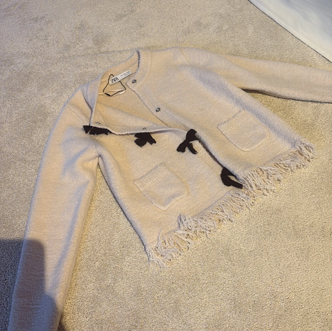 Beige cardigan jacka med rosetter från Zara