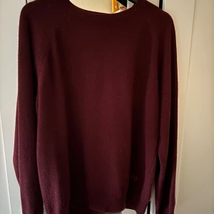 Tröja från Oscar Jacobson - Stl: M | Färg: Vinröd | använd fåtal gånger och är i väldigt bra skick