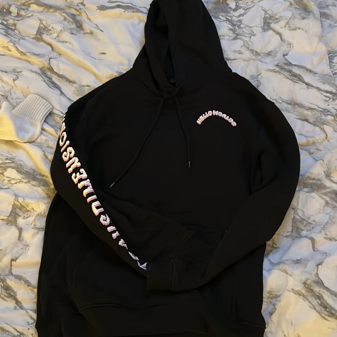 Svart hoodie H&M Hello Worlds S