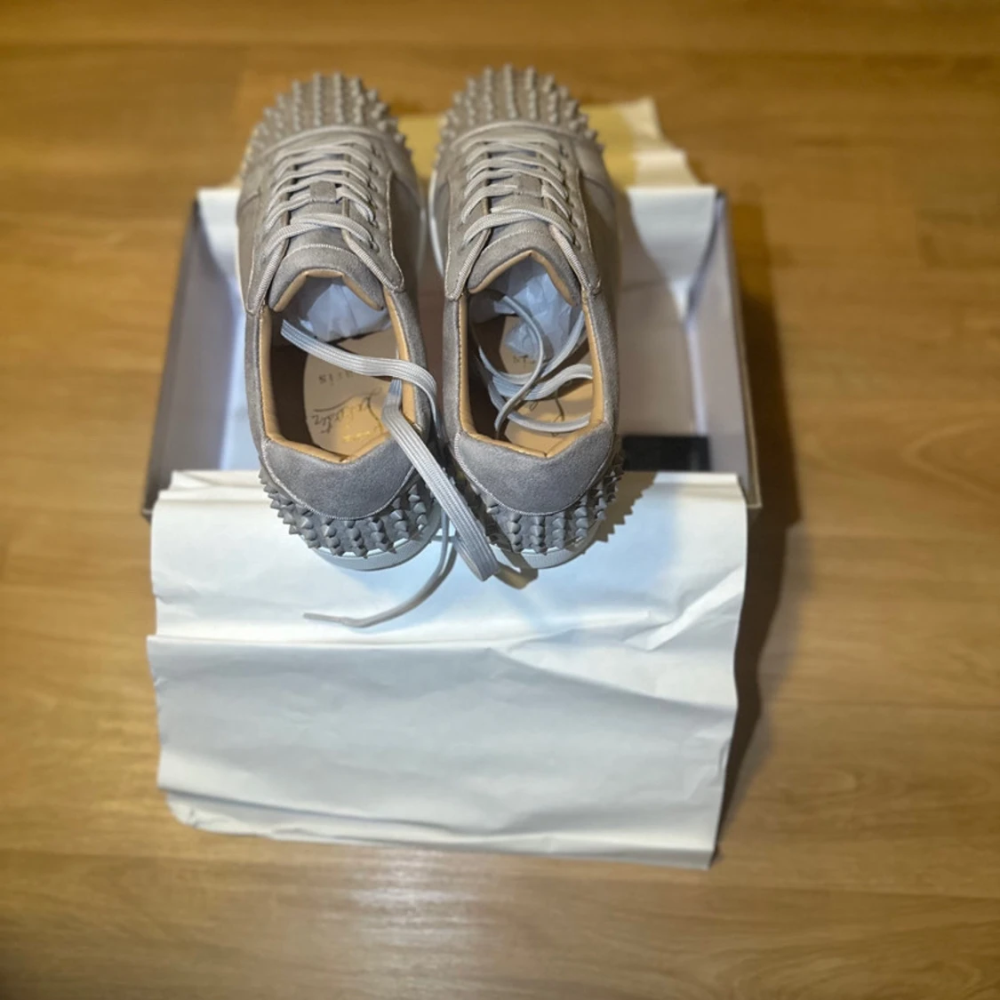 Grå Louboutin sneakers med nitar - 1