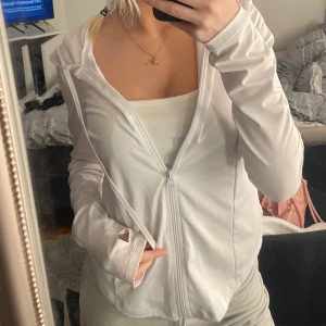 Vit träningskofta  - Vit träningskofta! Aldrig använd men prislapparna ryckte jag tyvärr! Nypris 149kr!    Xs/S