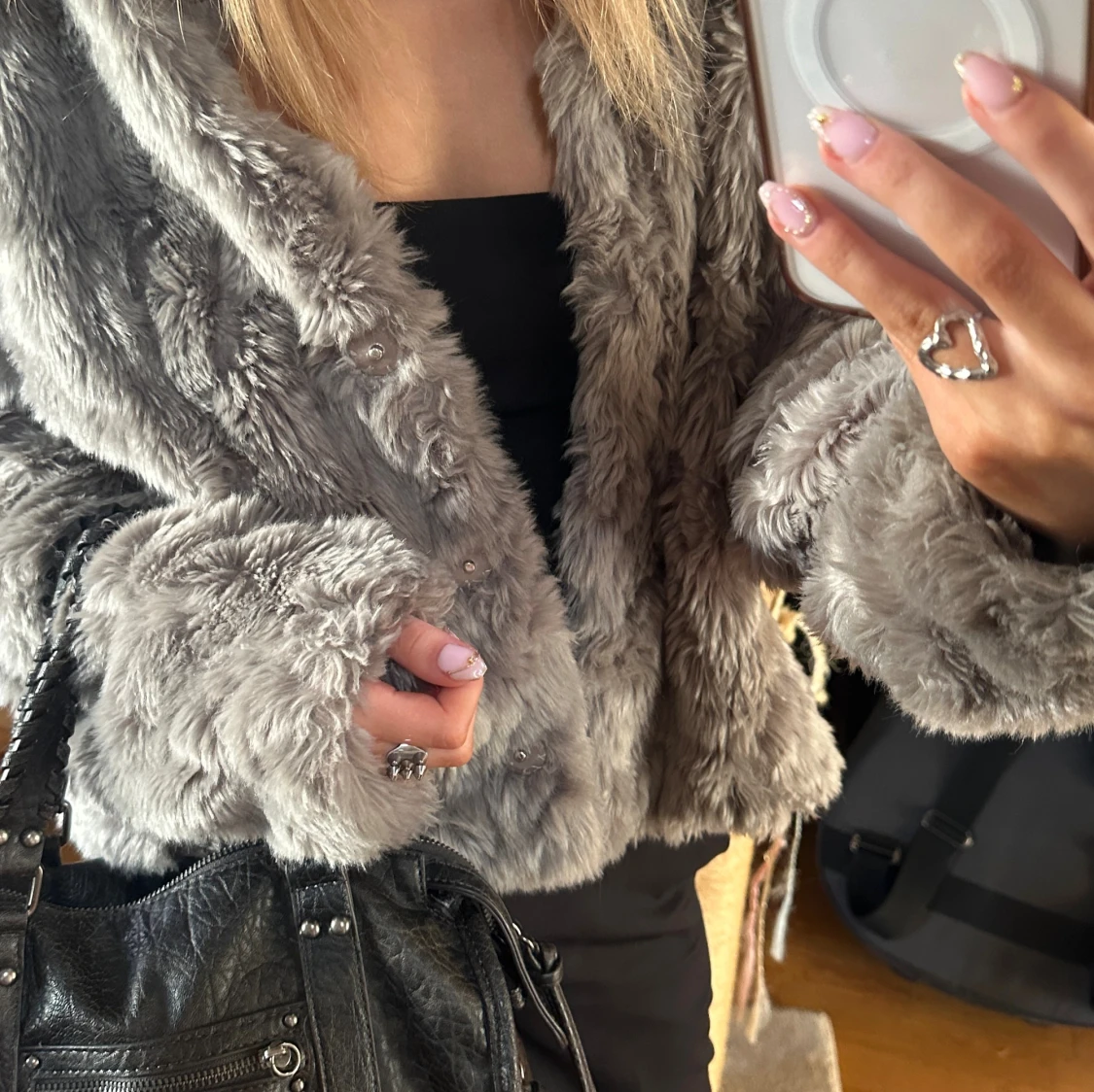 Grå pälsjacka med knappar