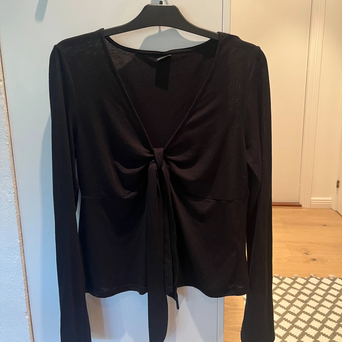 Svart långärmad topp med knyt