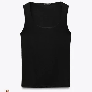 Svart Linne - Ett svart basic linne från zara i strl S. Använd fåtal gånger så i väldigt bra skick. Säljer då det är för stort för mig!