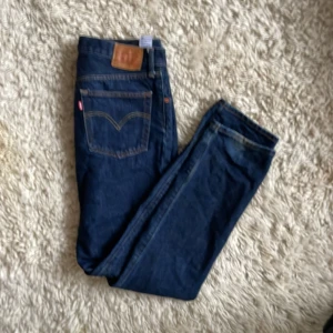 Levi 501 - Säljer ett par super snygga Levi jeans!!    Finns lite slitage vilket är super trendigt just nu!!    Skriv vid ev. Frågor