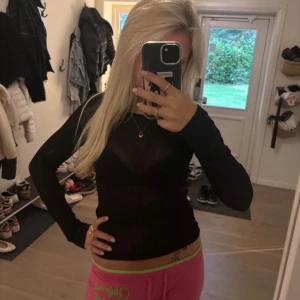 Svart tight långärmad meshtröja - Säljer en svart långärmad meshtröja med tight passform. Tröjan är genomskinlig och sitter snyggt mot kroppen, perfekt att styla med ett linne eller snygg bh under. Enkel och stilren design utan synliga detaljer.