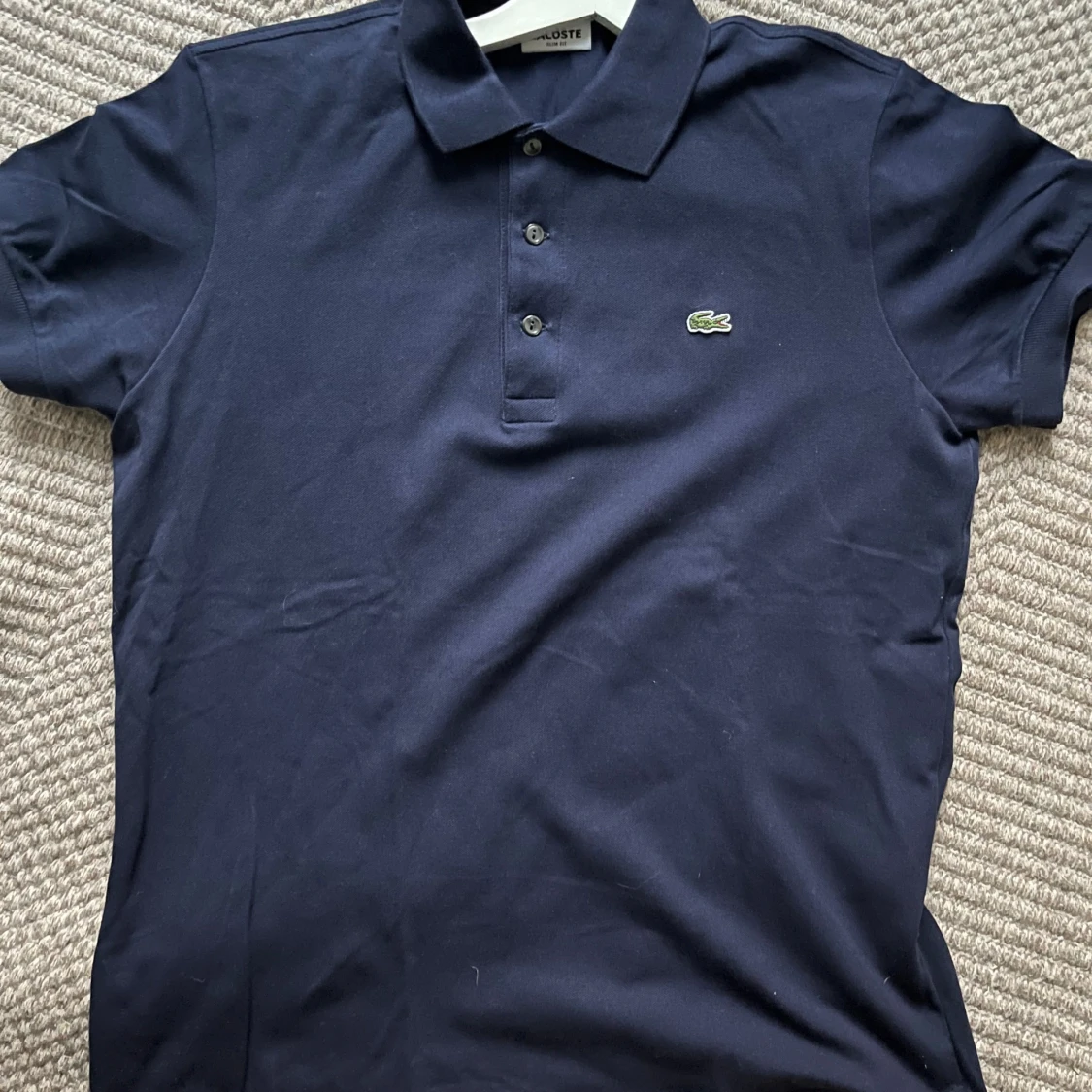 Marinblå pikétröja från Lacoste