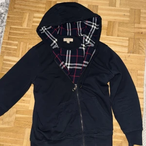 Sällsynt burberry hoodie - Sällsynt burberry hoodie marinblå, burberry tyg innanför hela jackan till o me armarna. Bra omhändertagen, kan gå ner i pris vid snabb affär