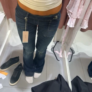 Mörkblå bootcut jeans med låg midja - Snygga mörkblå jeans med bootcut och låg midja. Jeansen har klassiska fickor fram och bak!  säljer pågrund av att dom tyvärr är för långa för mig ❤️även lite slitage där nere iomed att dom är för långa 
