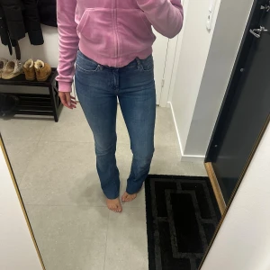 Blå utsvängda jeans - Marinblå