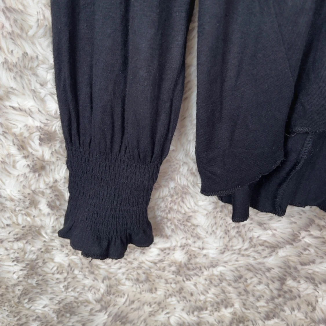 Svart stretchig tröja med vågig hals - 2