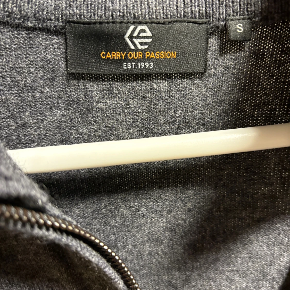 Grå stickad tröja med half zip S - 1