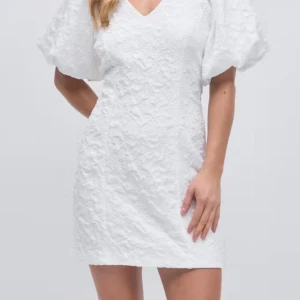 Vit studentklänning med puffärm - Superfin vit kort klänning med v-ringning och stora puffärmar. Aldrig använd, prislapp sitter kvar!!