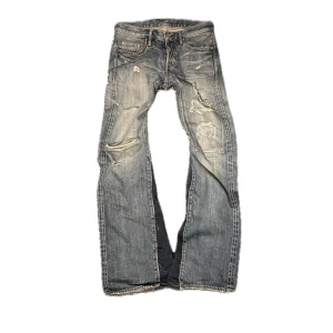 Hysteric glamour Custom flared - Säljer ett par blå Hysteric glamour jeans med slitningar och hål. Jeansen är Custom flared av mig. Skriv om ni undrar något mer