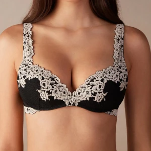 Intimissmi BH - BH från Intimissimi i bra skick, säljer då den är för stor för mig! Nypris 599kr🥰