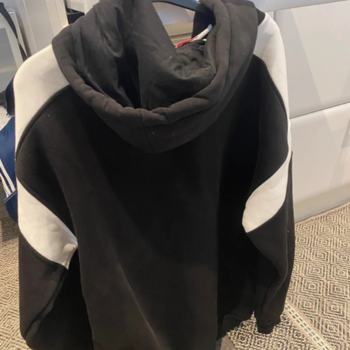 Svart och vit hoodie med tryck - 2