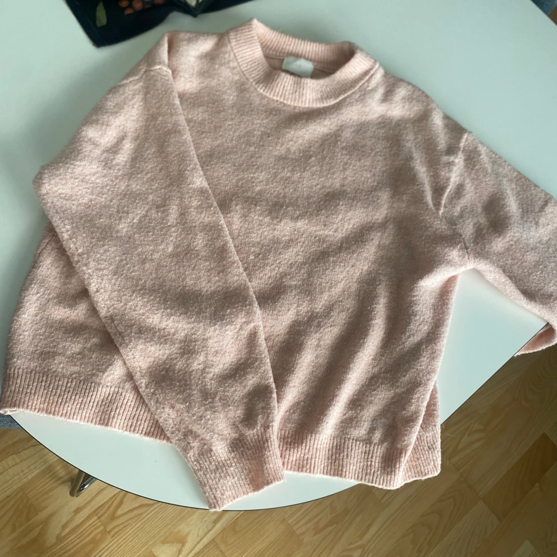 Ljusrosa stickad tröja med rund hals - 2