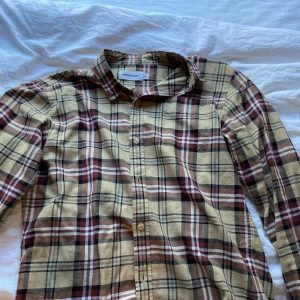 Rutig skjorta - Storlek S. 