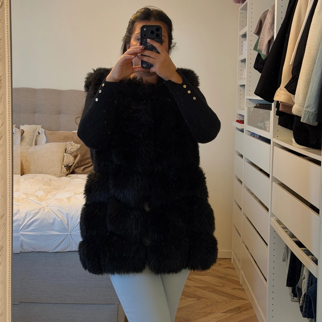 Svart fluffig pälsväst