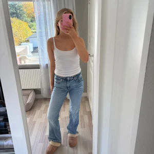 ljusblå jeans straight fit - Säljer ett par jeans i ljusblå tvätt. De har rak passform, normal midja och femficksdesign. 