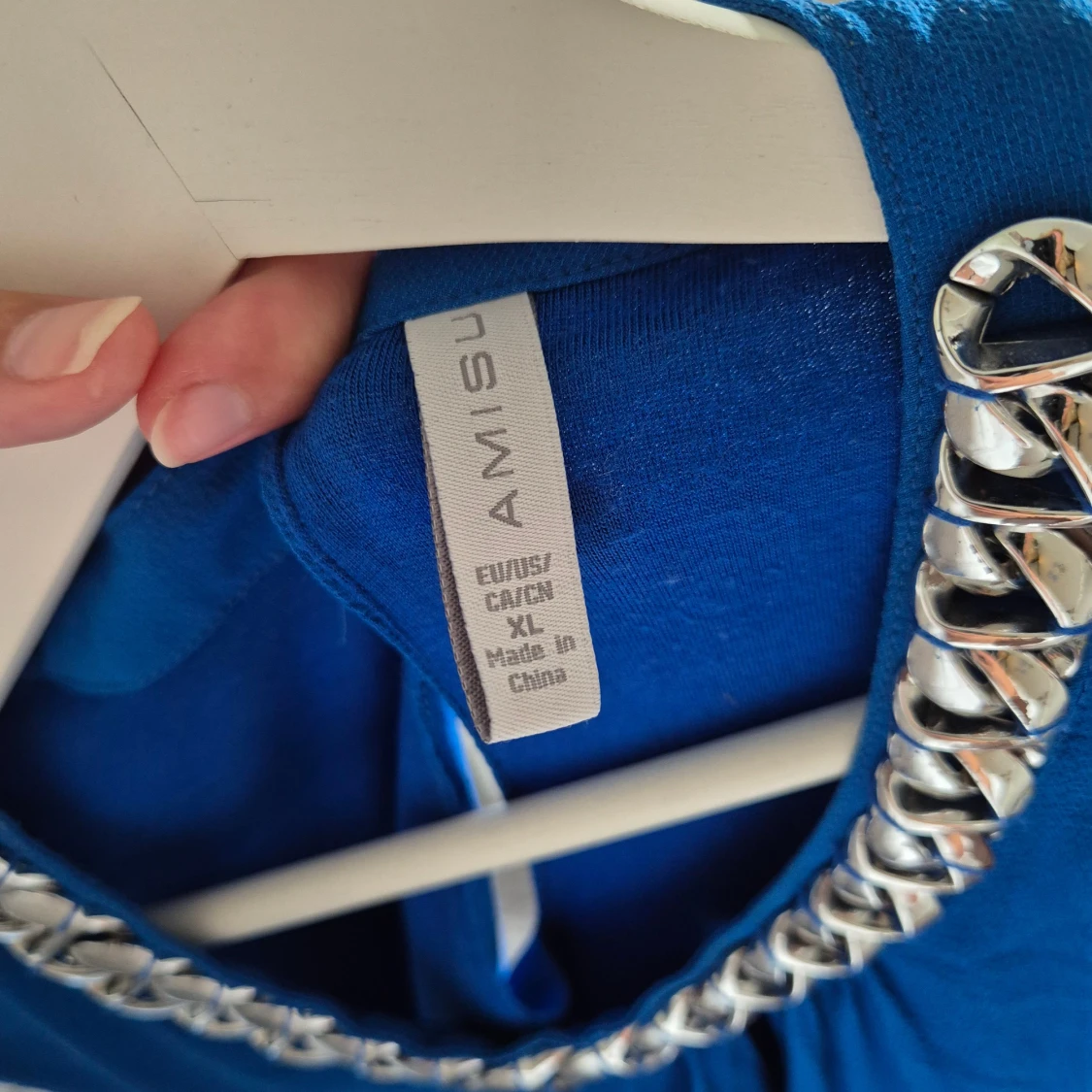 Blå ärmlös blus med silverkedja - 2