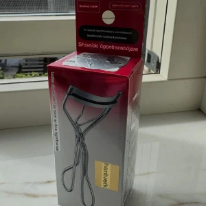 Shiseido ögonfransböjare  - Säljer denna helt oöppnade Shiseido ögonfransböjaren som jag köpte från Japan! Kommer även med 1 Shiseido Refill! På första bilden ser ni översättning från japanska till svenska. Väldigt populär i Japan, slutsåld på flera ställen. Pris kan diskuteras! Säljer flera då jag köpte en massa!