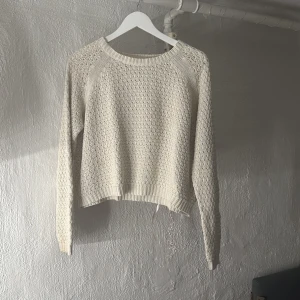 Vit stickad tröja från Gina Tricot - Superfin vit  stickad tröja från Gina Tricot i storlek S. Tröjan har ett snyggt strukturerat mönster, rund halsringning och långa ärmar. Perfekt att slänga på sig när det är lite kyligare ute. Den är ganska baggy typ och man ser lite igenom