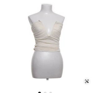 Vit tubtopp pull and bear - Så snygg drapering. Inga defekter 